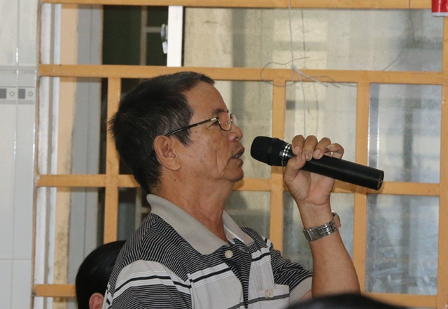 Cử tri Dương B&aacute; Vương n&ecirc;u c&acirc;u hỏi tại buổi tiếp x&uacute;c.