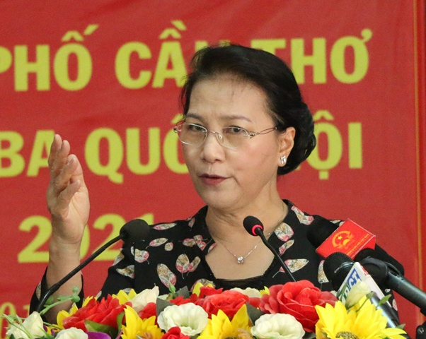 Chủ tịch Quốc hội Nguyễn Thị Kim Ng&acirc;n tiếp x&uacute;c cử tri Cần Thơ s&aacute;ng 27/6.