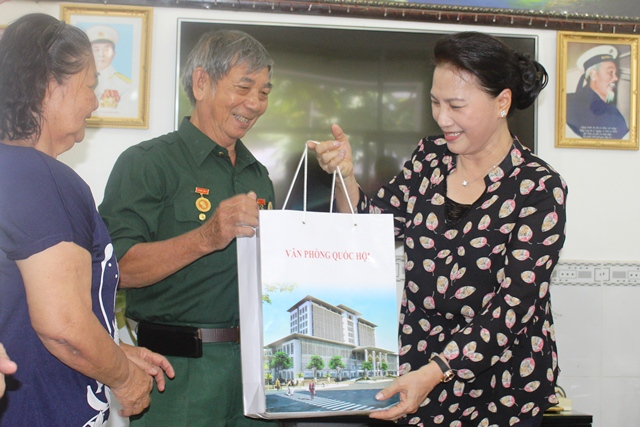 Chủ tịch Quốc hội trao qu&agrave; cho gia đ&igrave;nh ch&iacute;nh s&aacute;ch ở phường Hưng Ph&uacute;, quận C&aacute;i Răng.