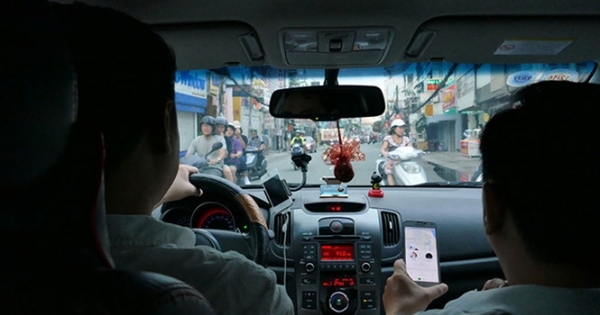 Hà Nội muốn cắm biển cấm taxi Uber, Grab trên nhiều tuyến phố