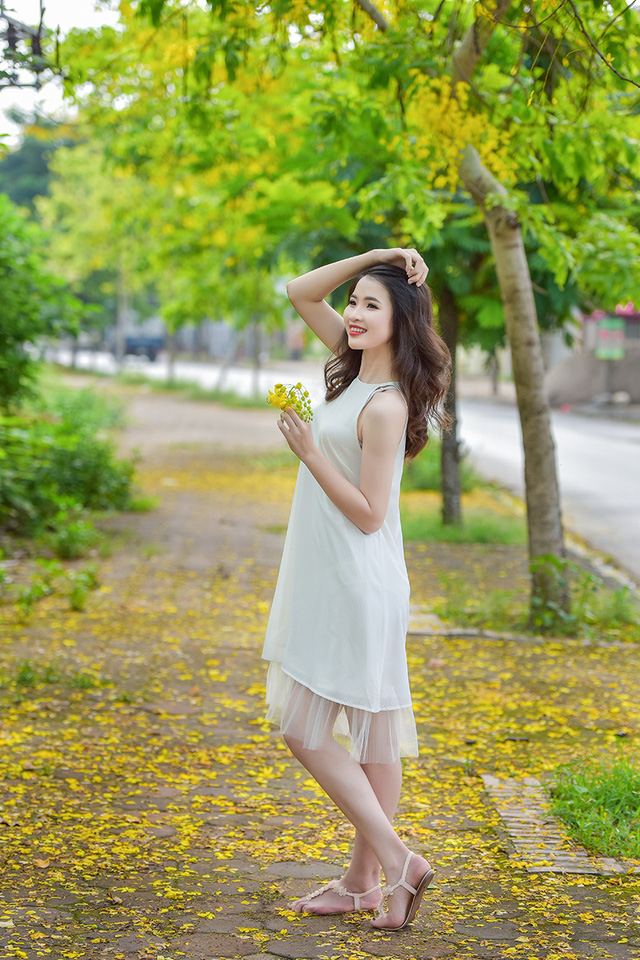 Nữ sinh cao 1m79 duy&ecirc;n d&aacute;ng đọ sắc c&ugrave;ng muồng ho&agrave;ng yến