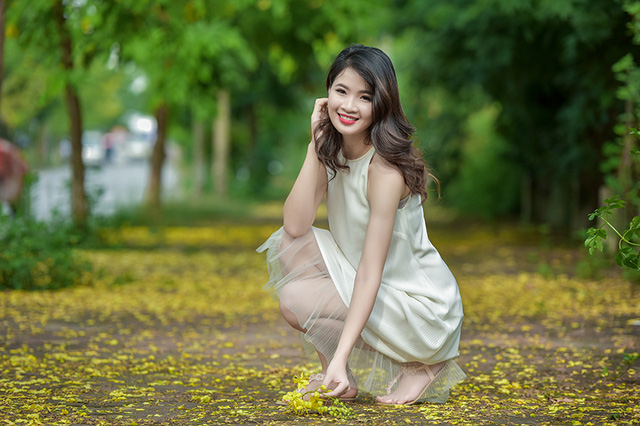 Nữ sinh cao 1m79 duy&ecirc;n d&aacute;ng đọ sắc c&ugrave;ng muồng ho&agrave;ng yến