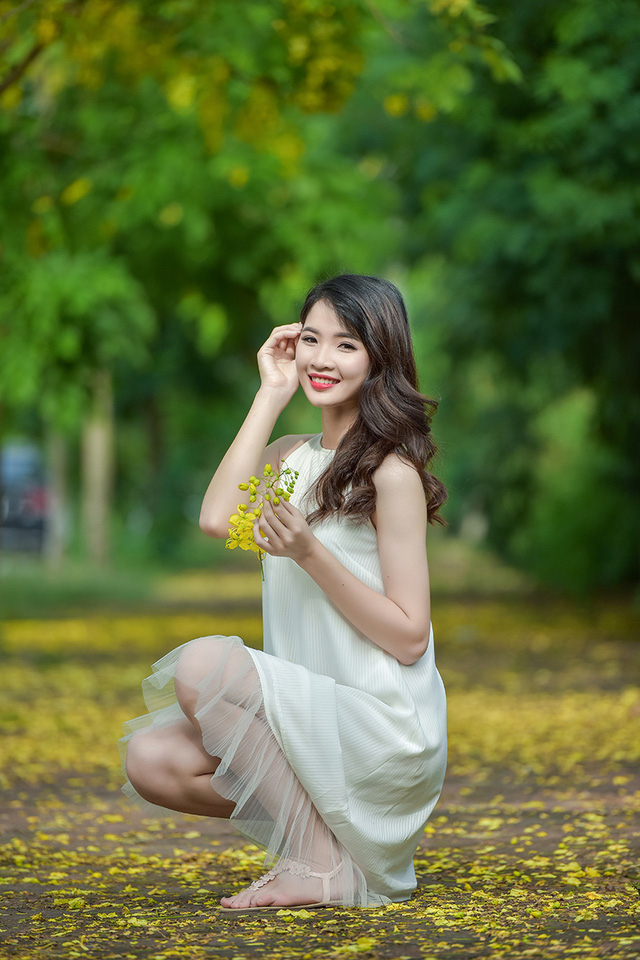 Nữ sinh cao 1m79 duy&ecirc;n d&aacute;ng đọ sắc c&ugrave;ng muồng ho&agrave;ng yến