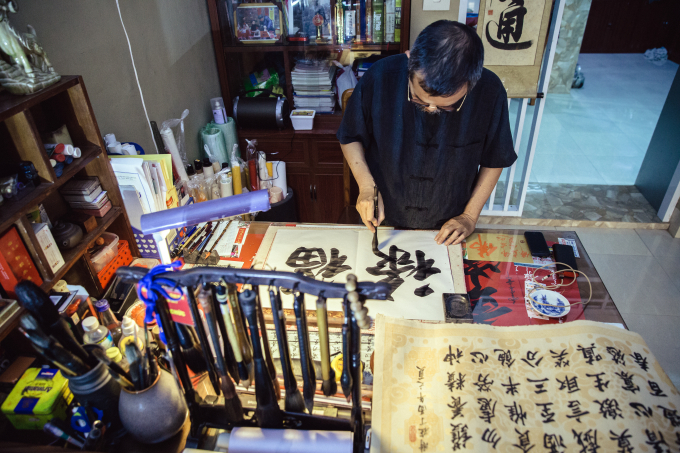 Ngo&agrave;i việc gắn b&oacute; chặt chẽ v&agrave; gi&uacute;p đỡ chia sẻ với những nghệ nh&acirc;n thợ giỏi trong l&agrave;ng trong việc phục chế những sản phẩm cổ truyền c&oacute; li&ecirc;n quan đến văn tự chữ Nho tr&ecirc;n b&igrave;nh lọ, đồ thờ c&uacute;ng.