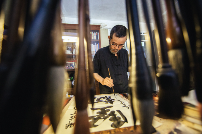 &Ocirc;ng c&ograve;n s&aacute;ng t&aacute;c v&agrave; viết thư ph&aacute;p tr&ecirc;n c&aacute;c chất liệu giấy.