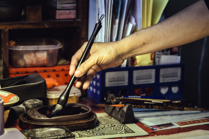 Gặp gỡ Nghệ nh&acirc;n thư ph&aacute;p l&agrave;ng gốm