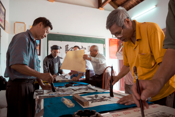 H&agrave;ng tuần &ocirc;ng d&agrave;nh thời gian cho c&aacute;c lớp học miễn ph&iacute; ở c&aacute;c Đ&igrave;nh, Ch&ugrave;a, học sinh của &ocirc;ng l&agrave; những người c&oacute; niềm đam m&ecirc; thư ph&aacute;p.