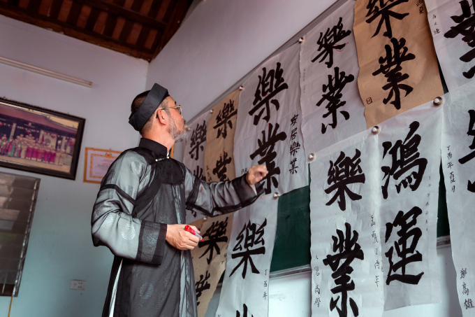 Gặp gỡ Nghệ nh&acirc;n thư ph&aacute;p l&agrave;ng gốm