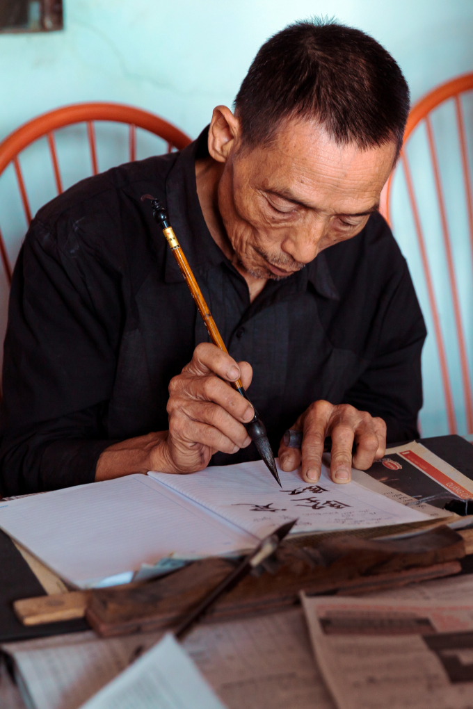 Một học vi&ecirc;n đang chăm ch&uacute; luyện chữ.