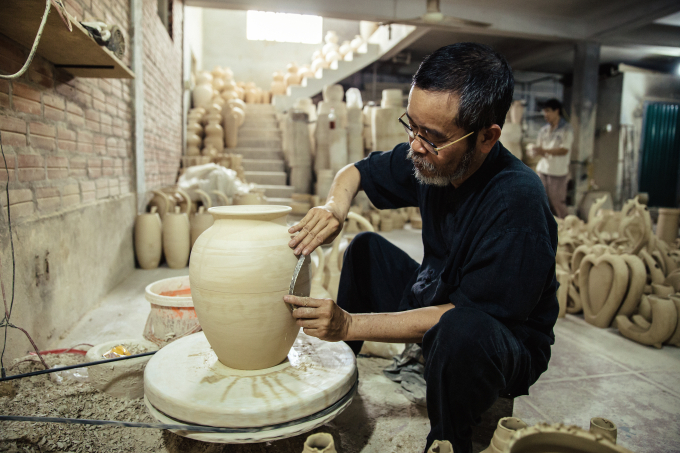 &Ocirc;ng c&ograve;n l&agrave; một ngh&ecirc; nh&acirc;n thư ph&aacute;p tr&ecirc;n gốm của l&agrave;ng cổ B&aacute;t Tr&agrave;ng.