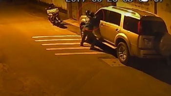 Clip: Nam thanh niên mặc áo GrabBike bẻ gương ô tô trong tích tắc