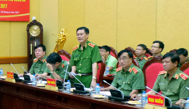 Trung tướng Đỗ Kim Tuyến (đứng) trả lời c&acirc;u hỏi của ph&oacute;ng vi&ecirc;n về việc bắt một b&aacute;c sĩ trong vụ 8 bệnh nh&acirc;n chạy thận tử vong ở H&ograve;a B&igrave;nh.