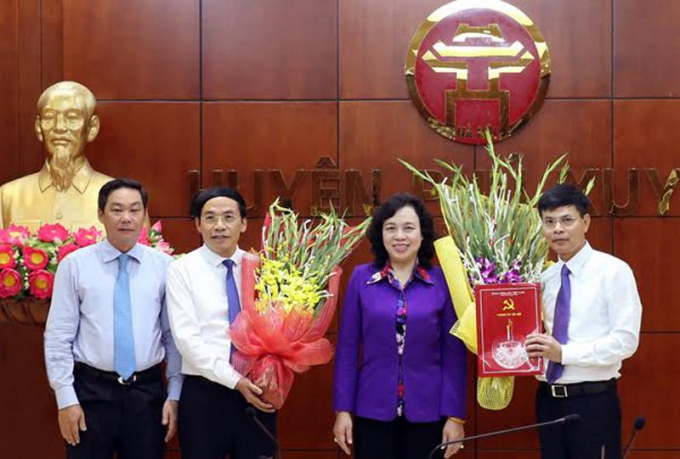 B&agrave; Ng&ocirc; Thị Thanh Hằng Ph&oacute; b&iacute; thư Th&agrave;nh ủy trao c&aacute;c quyết định bổ nhiệm. (Ảnh: H&agrave; Nội Mới)