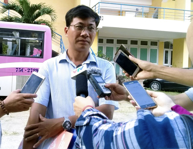 &Ocirc;ng Nguyễn Quốc Tuấn, Gi&aacute;m đốc C&ocirc;ng ty Chuỗi Gi&aacute; Trị trao đổi với b&aacute;o ch&iacute;.