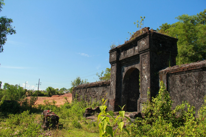 Lăng của b&agrave; Học Phi, một người vợ của vua Tự Đức ngay b&ecirc;n cạnh khu đất bị san lấp.