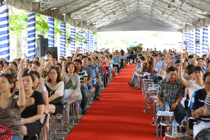 C&oacute; rất nhiều kh&aacute;ch h&agrave;ng tham gia v&agrave; thảo luận s&ocirc;i nổi trong hội nghị