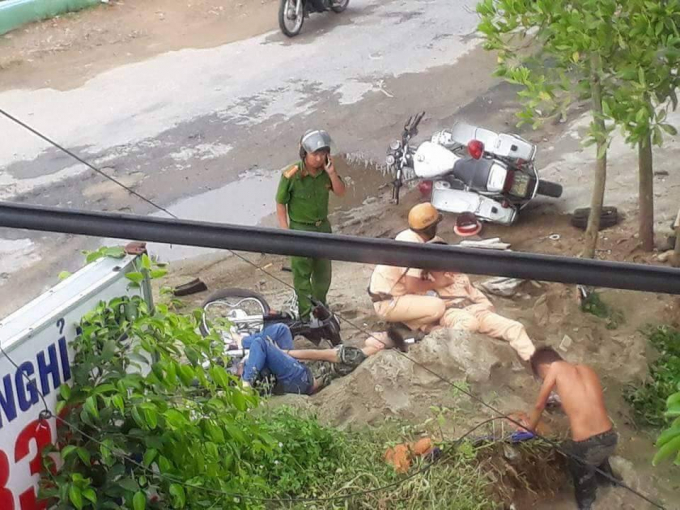 Hiện trường vụ tai nạn khiến 1 chiến sĩ CSGT v&agrave; một thanh ni&ecirc;n bị thương. (Ảnh: nguồn otofun)