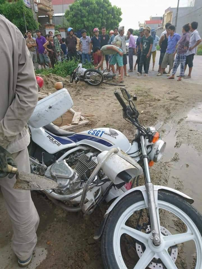 Đại điểm xảy ra tai nạn l&agrave; một đống c&aacute;t, n&ecirc;n đ&atilde; hạn chế được chấn thương (Ảnh: nguồn otofun).