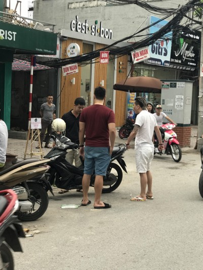 Vụ va chạm g&acirc;y nhiều ch&uacute; &yacute; của những người đi đường. ( ảnh: Facebook)