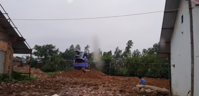 M&aacute;y x&uacute;c vẫn v&ocirc; tư san lấp ao hồ, th&aacute;ch thức ph&aacute;p luật.