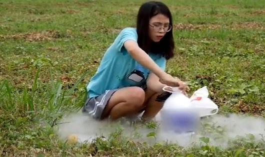 Một clip hướng dẫn c&aacute;ch&hellip; g&acirc;y nổ chai lọ của Thơ Nguyễn.