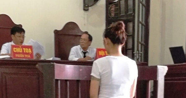 Làm sứt mép bàn, bị tuyên phạt 12 tháng tù giam