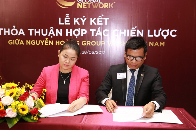 &Ocirc;ng Nguyễn Ki&ecirc;n Tr&igrave;, Ph&oacute; chủ tịch BNI Việt Nam c&ugrave;ng b&agrave; Nguyễn Ho&agrave;ng Thu Thảo, Tổng gi&aacute;m đốc Tập đo&agrave;n Nguyễn Ho&agrave;ng k&yacute; kết Thỏa thuận Hợp t&aacute;c chiến lược tại sự kiện.