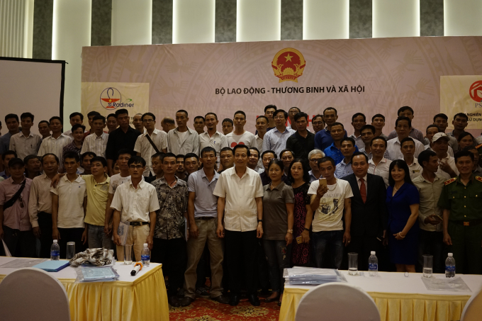 Người cai nghiện th&agrave;nh c&ocirc;ng chụp ảnh lưu niệm c&ugrave;ng Bộ trưởng Bộ LĐ-TB-XH.