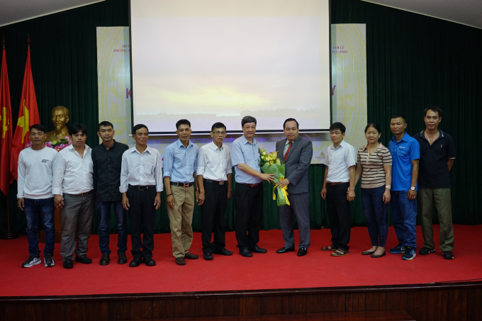 &Ocirc;ng L&ecirc; Đức Hiền - Ph&oacute; Cục Trưởng Cục PCNTXH - Bộ LĐ tặng hoa Ban Chủ nhiệm mạng lưới.