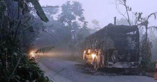 Quảng Nam: Đang chạy trên đường, xe khách bất ngờ bốc cháy