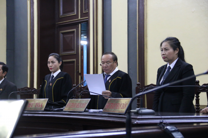 Hội đồng x&eacute;t xử tuy&ecirc;n bố trả lại hồ sơ điều tra lại, Phương Nga được tại ngoại.