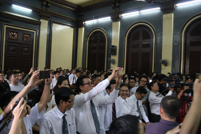 Đ&ocirc;ng đảo người quan t&acirc;m phi&ecirc;n t&ograve;a.