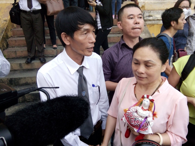 Mẹ Hoa h&acirc;̣u Phương Nga hạnh phúc khi con gái được tại ngoại.