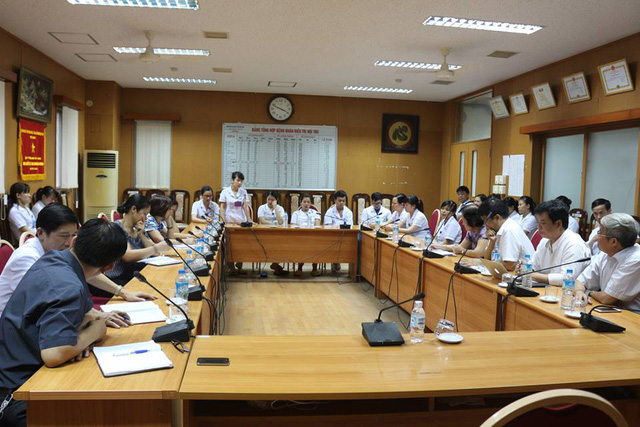 Tổng hội Y học Việt Nam thăm c&aacute;c B&aacute;c sỹ v&agrave; c&aacute;n bộ y tế khoa Hồi sức t&iacute;ch cực - đơn nguy&ecirc;n thận nh&acirc;n tạo Bệnh viện đa khoa tỉnh Ho&agrave; B&igrave;nh