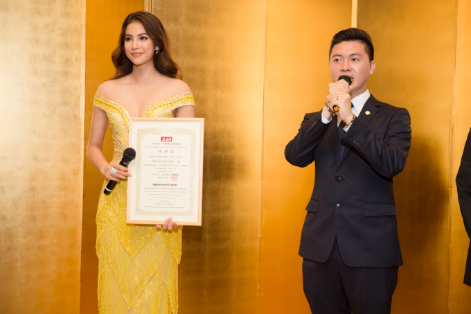 Phạm Hương diện v&aacute;y đẹp ngỡ ng&agrave;ng, được bổ nhiệm th&agrave;nh Đại sứ Nhật Ngữ