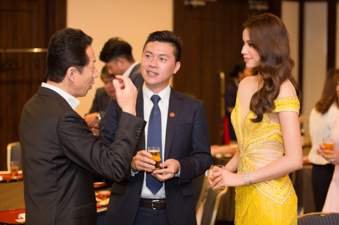 &Ocirc;ng Nguyễn Duy Anh-th&agrave;nh vi&ecirc;n JLAN c&ugrave;ng Phạm Hương tr&ograve; chuyện c&ugrave;ng một kh&aacute;ch đến từ ch&iacute;nh quyền Fukuoka.