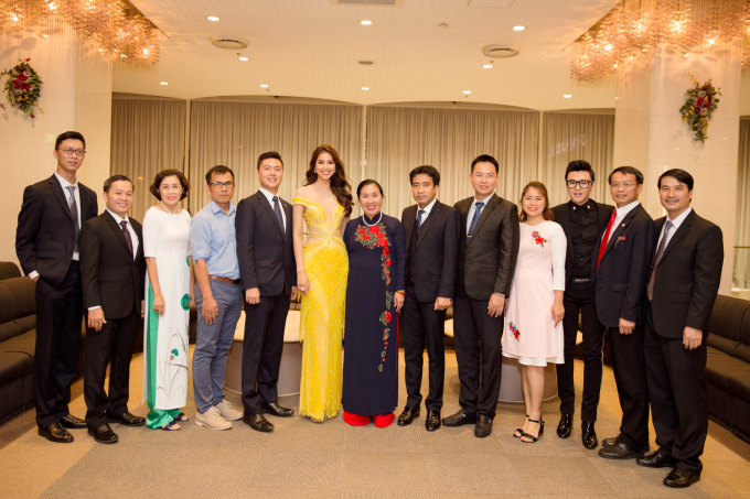 Phạm Hương c&ugrave;ng đo&agrave;n thầy c&ocirc; gi&aacute;o đến từ c&aacute;c trường đại học tại Việt Nam tham dự sự kiện.