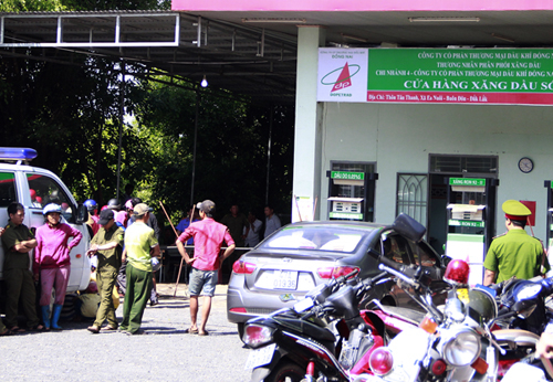 Cảnh s&aacute;t kh&aacute;m nghiệm hiện trường vụ &aacute;n mạng. (Ảnh: b&aacute;o Vnexpress)