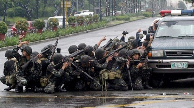 Qu&acirc;n ch&iacute;nh phủ chiến đấu tr&ecirc;n đường phố Marawi.