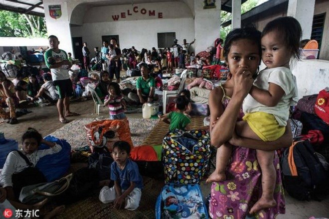 D&acirc;n ch&uacute;ng Marawi bỏ nh&agrave; đi l&aacute;nh nạn.