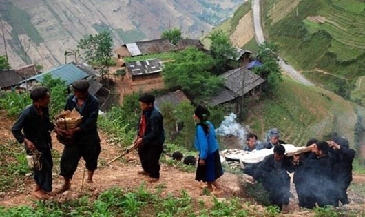 Hãi hùng tục treo người chết trong đám tang người Mông