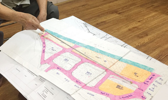 Người d&acirc;n cho rằng, họ đang bị chủ đầu tư &ldquo;biển thủ&rdquo; 2 khu đất t&aacute;i định, tự chỉnh trang nh&agrave; cửa tại chỗ theo quyết định ph&ecirc; duyệt dự &aacute;n của UBND TP. H&agrave; Nội