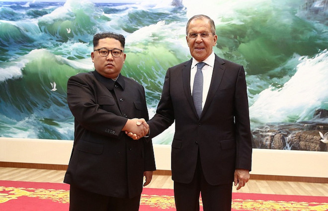 Nh&agrave; l&atilde;nh đạo Triều Ti&ecirc;n Kim Jong-un gặp gỡ Ngoại trưởng Nga Sergey Lavrov.