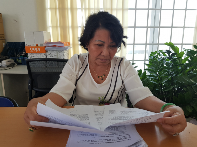 B&agrave; Mai tr&igrave;nh b&agrave;y nội dung với ph&oacute;ng vi&ecirc;n. H&agrave;nh tr&igrave;nh đi đ&ograve;i lại t&agrave;i sản bị chiếm đoạt đ&atilde; k&eacute;o d&agrave;i nhiều năm.  Ảnh: H&agrave; Bắc