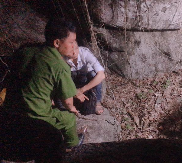 Lực lượng chức năng kh&aacute;m nghiệm hiện trường tại hang đ&aacute; nơi ph&aacute;t hiện 2 bộ h&agrave;i cốt. (Ảnh: b&aacute;o D&acirc;n tr&iacute;)