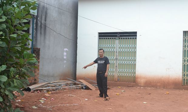 &Ocirc;ng Cường chỉ đường m&ograve;n bị b&agrave; Chanh lấn chiếm l&agrave;m nh&agrave; ở.