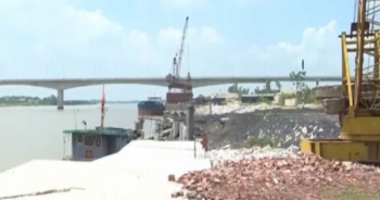 Cảng bốc xếp của Công ty CP Đại Hoàng thuộc tập đoàn Hamico vi phạm đê điều