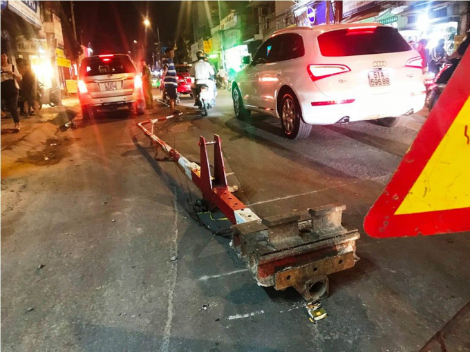 Hiện trường thanh chắn đường ray bị &ocirc; t&ocirc; hất tung
