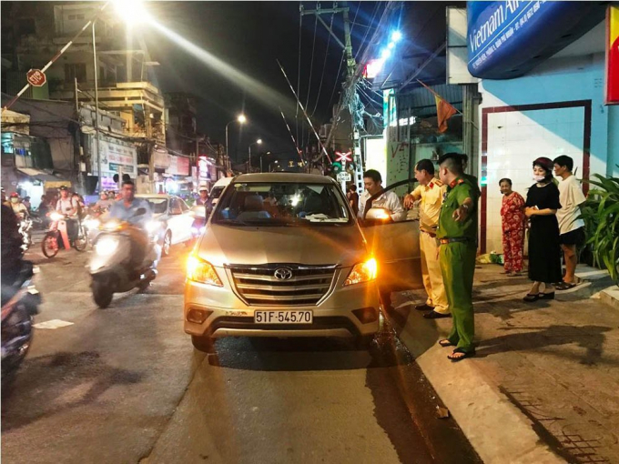 Chiếc &ocirc; t&ocirc; cố t&igrave;nh vượt đường ngang su&yacute;t bị t&agrave;u hỏa đ&acirc;m