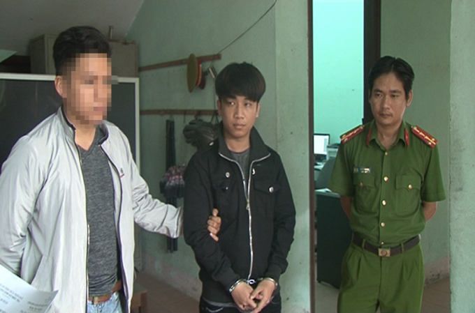 Đặng Ph&uacute;c Ho&agrave;ng Anh (giữa) bị khởi tố&nbsp;về h&agrave;nh vi lừa đảo chiếm đoạt t&agrave;i sản.